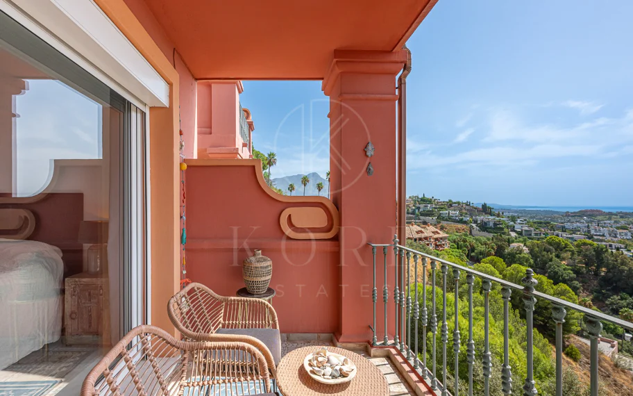 Exclusivo Dúplex Reformado con Vistas Panorámicas al Mar en La Quinta, Benahavís