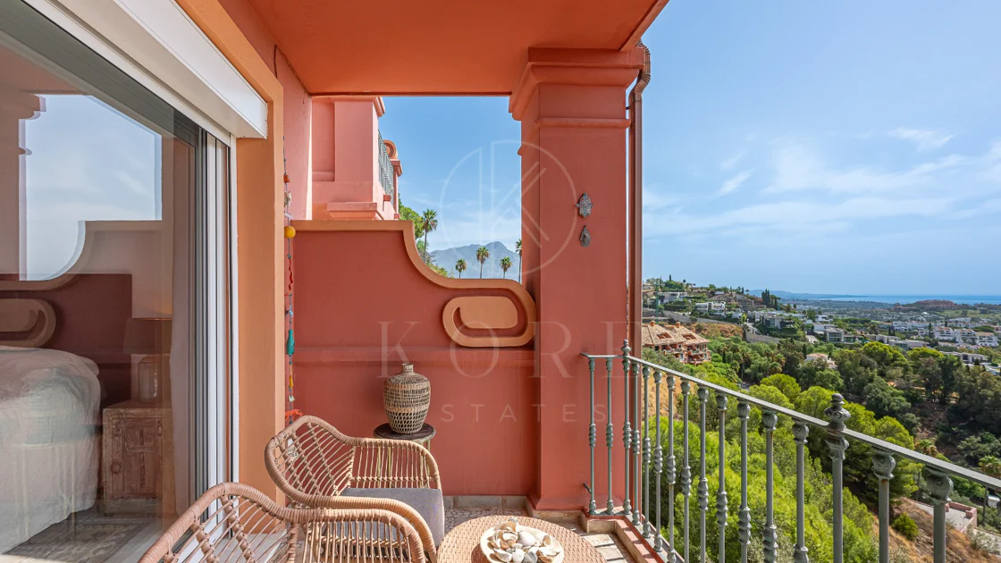 Exclusivo Dúplex Reformado con Vistas Panorámicas al Mar en La Quinta, Benahavís