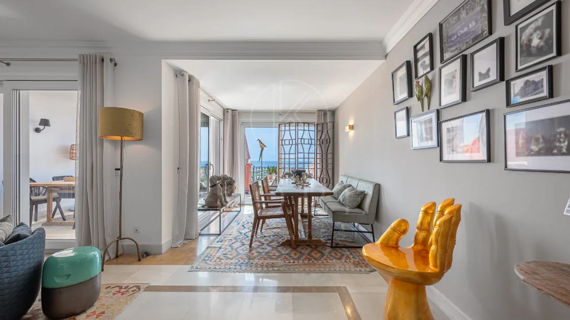 Exclusivo Dúplex Reformado con Vistas Panorámicas al Mar en La Quinta, Benahavís