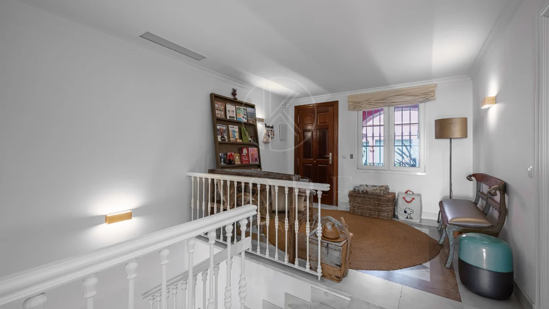 Exclusivo Dúplex Reformado con Vistas Panorámicas al Mar en La Quinta, Benahavís