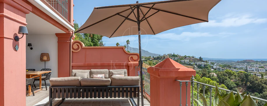 Exclusivo Dúplex Reformado con Vistas Panorámicas al Mar en La Quinta, Benahavís