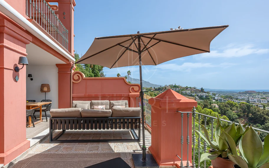 Exclusivo Dúplex Reformado con Vistas Panorámicas al Mar en La Quinta, Benahavís
