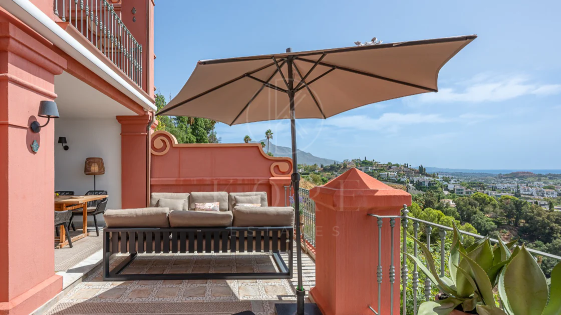 Exclusivo Dúplex Reformado con Vistas Panorámicas al Mar en La Quinta, Benahavís