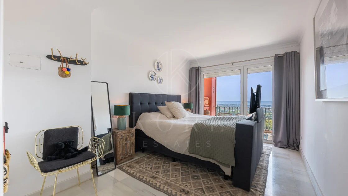 Exclusivo Dúplex Reformado con Vistas Panorámicas al Mar en La Quinta, Benahavís