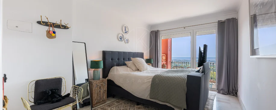 Exclusivo Dúplex Reformado con Vistas Panorámicas al Mar en La Quinta, Benahavís