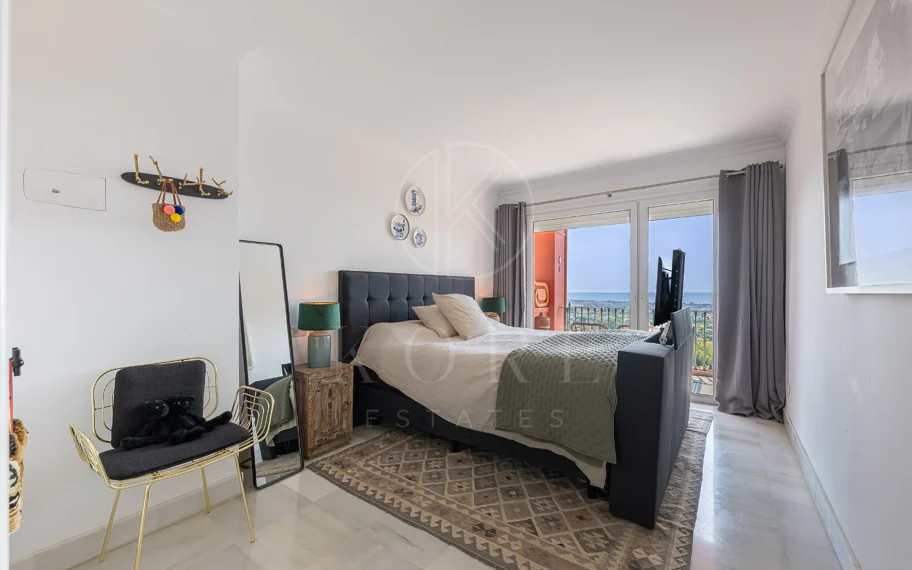 Exclusivo Dúplex Reformado con Vistas Panorámicas al Mar en La Quinta, Benahavís