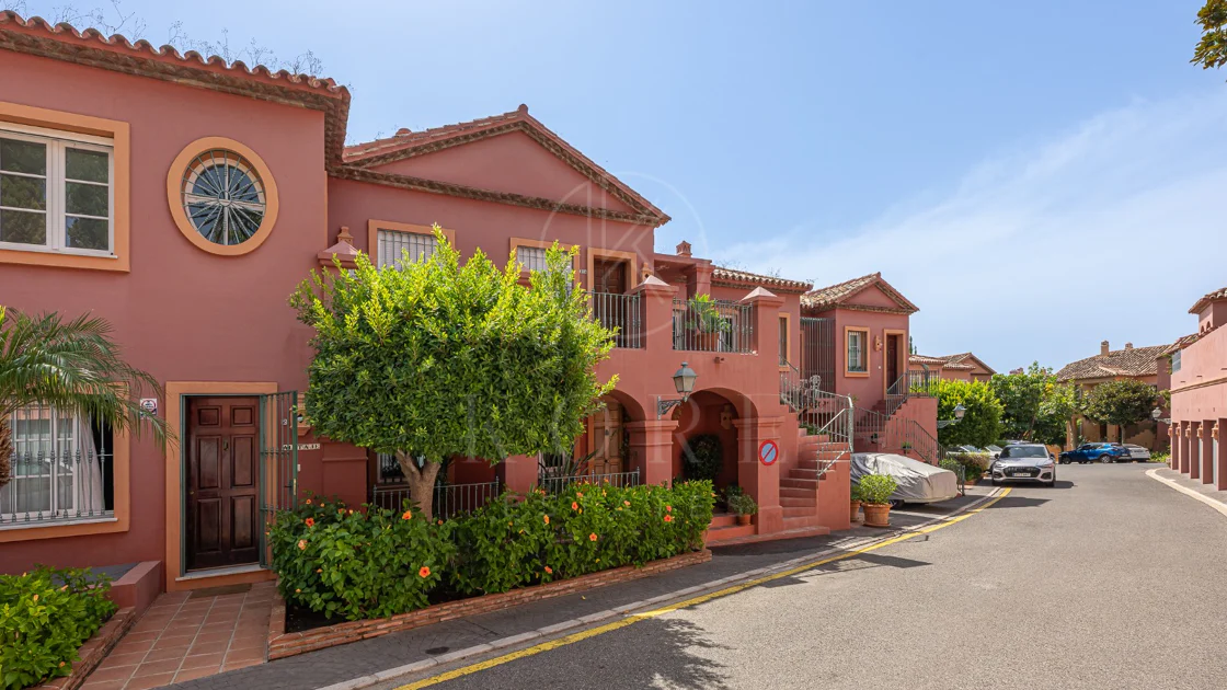 Exclusivo Dúplex Reformado con Vistas Panorámicas al Mar en La Quinta, Benahavís
