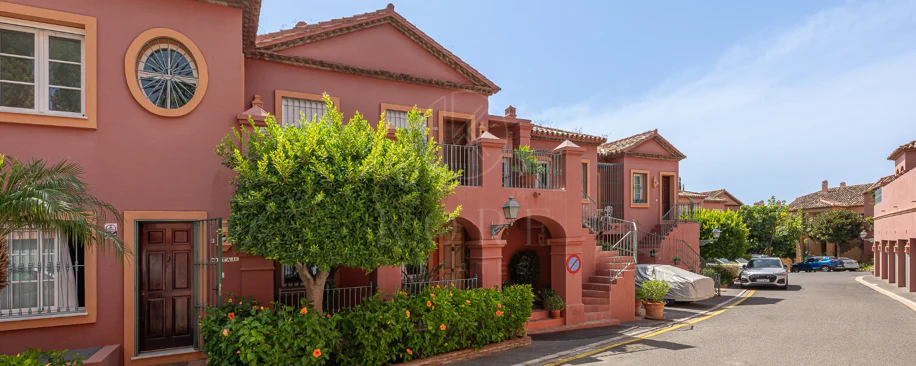 Exclusivo Dúplex Reformado con Vistas Panorámicas al Mar en La Quinta, Benahavís