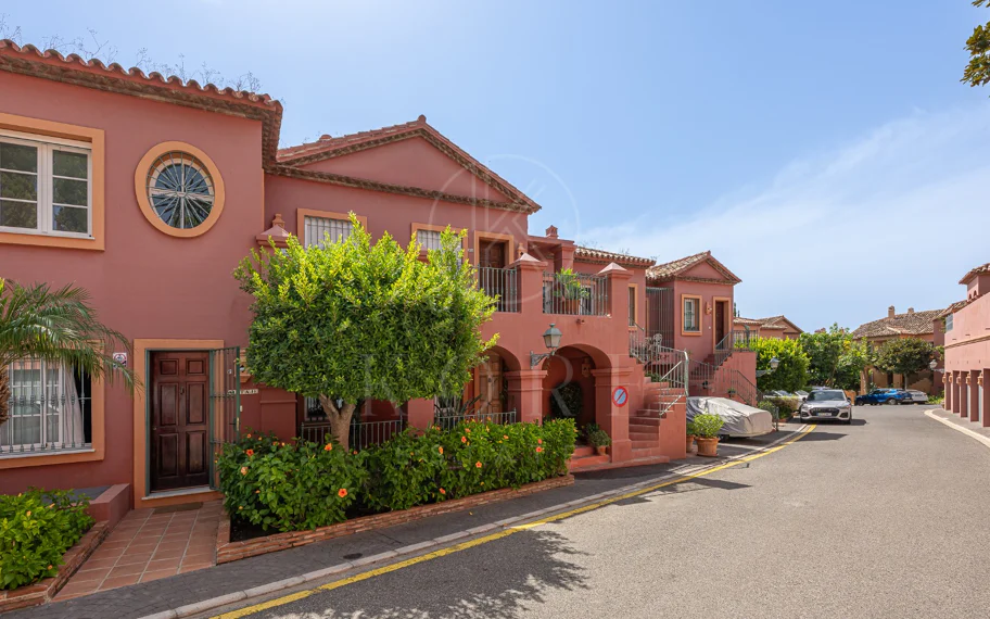Exclusivo Dúplex Reformado con Vistas Panorámicas al Mar en La Quinta, Benahavís