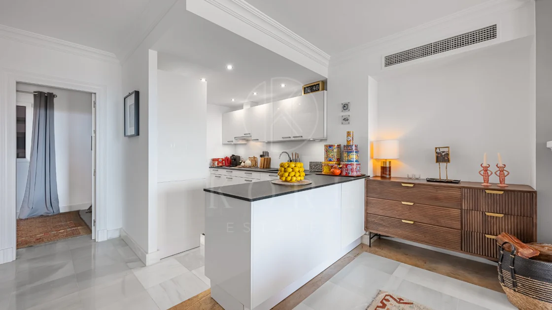 Exclusivo Dúplex Reformado con Vistas Panorámicas al Mar en La Quinta, Benahavís