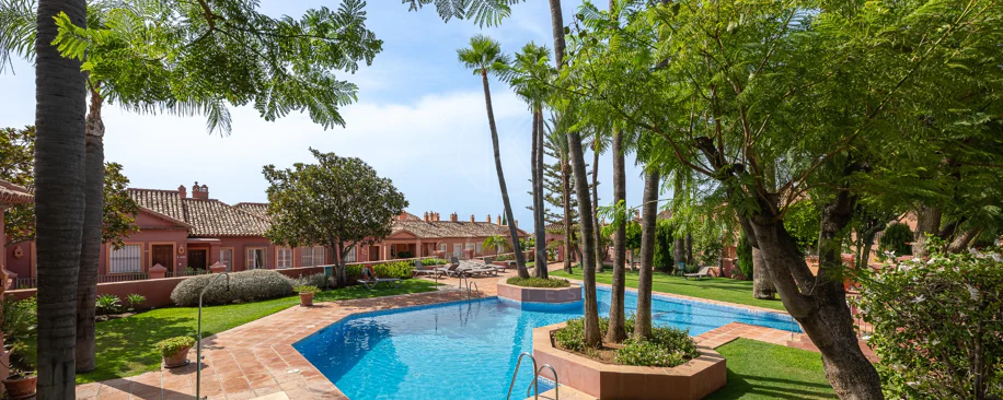 Exclusivo Dúplex Reformado con Vistas Panorámicas al Mar en La Quinta, Benahavís