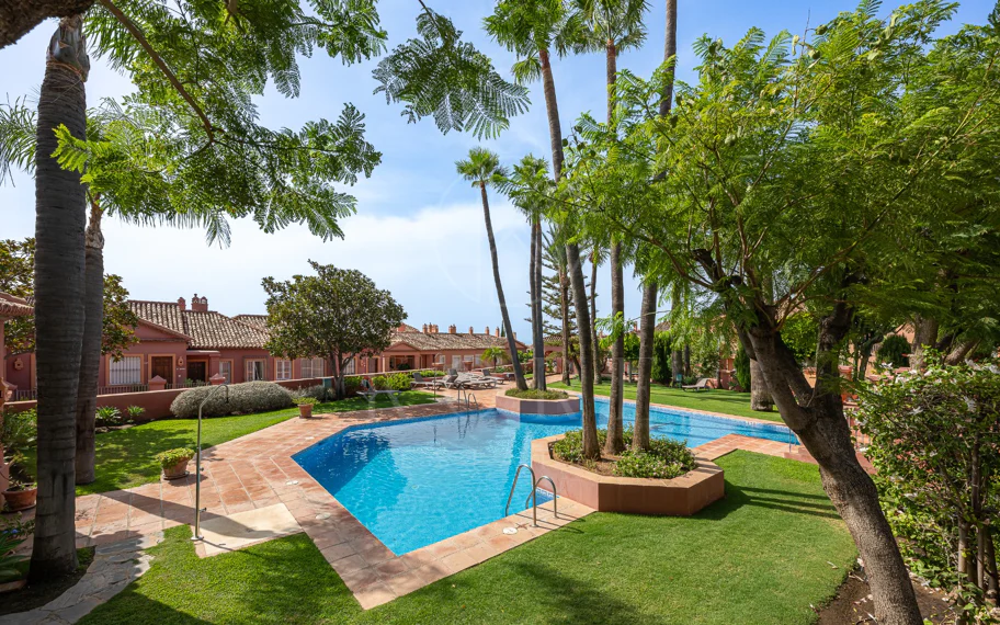 Exclusivo Dúplex Reformado con Vistas Panorámicas al Mar en La Quinta, Benahavís