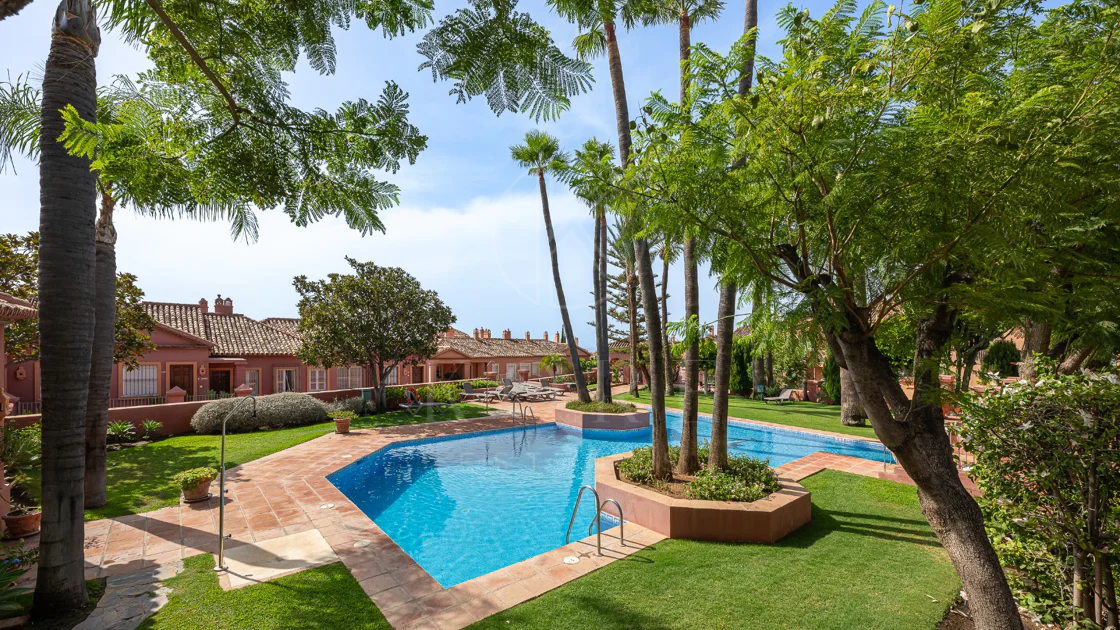 Exclusivo Dúplex Reformado con Vistas Panorámicas al Mar en La Quinta, Benahavís