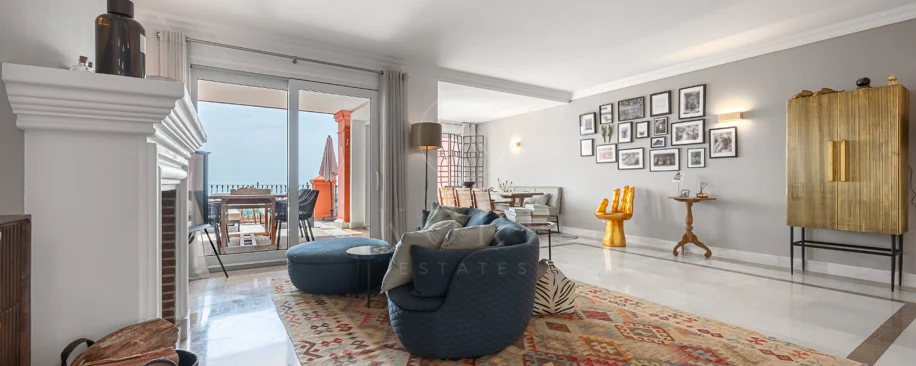 Exclusivo Dúplex Reformado con Vistas Panorámicas al Mar en La Quinta, Benahavís