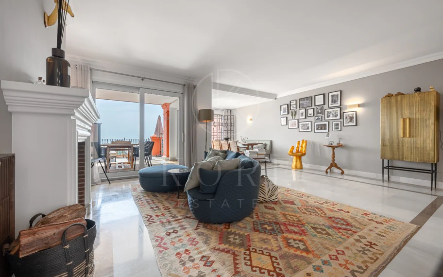 Exclusivo Dúplex Reformado con Vistas Panorámicas al Mar en La Quinta, Benahavís
