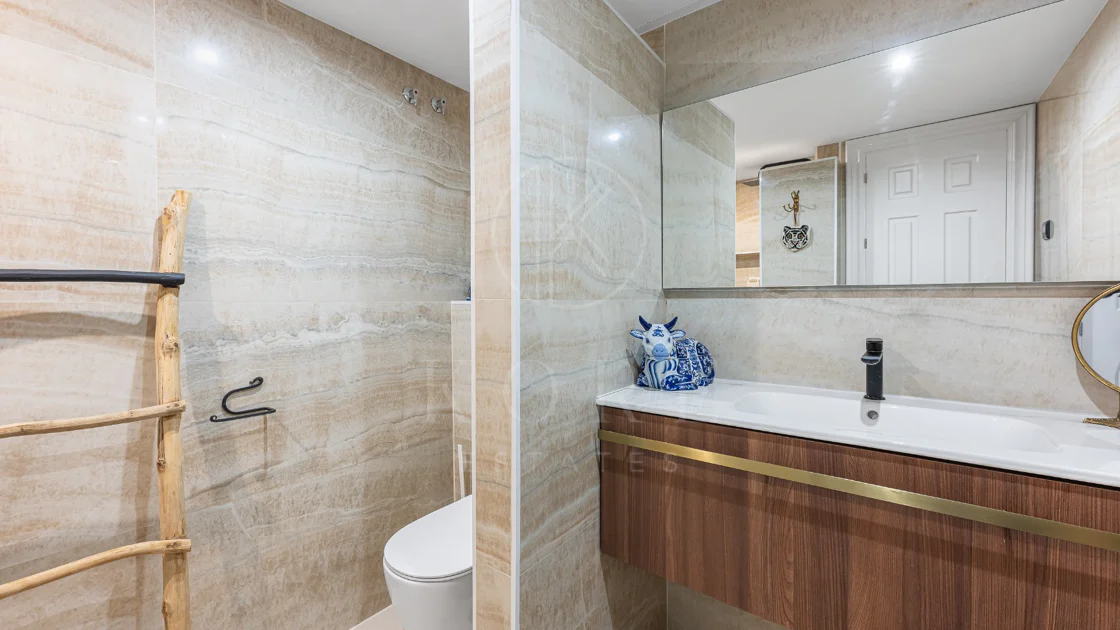 Exclusivo Dúplex Reformado con Vistas Panorámicas al Mar en La Quinta, Benahavís