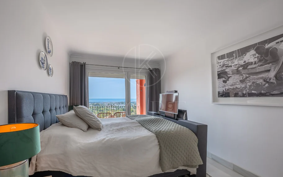 Exclusivo Dúplex Reformado con Vistas Panorámicas al Mar en La Quinta, Benahavís