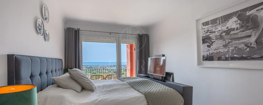 Exclusivo Dúplex Reformado con Vistas Panorámicas al Mar en La Quinta, Benahavís