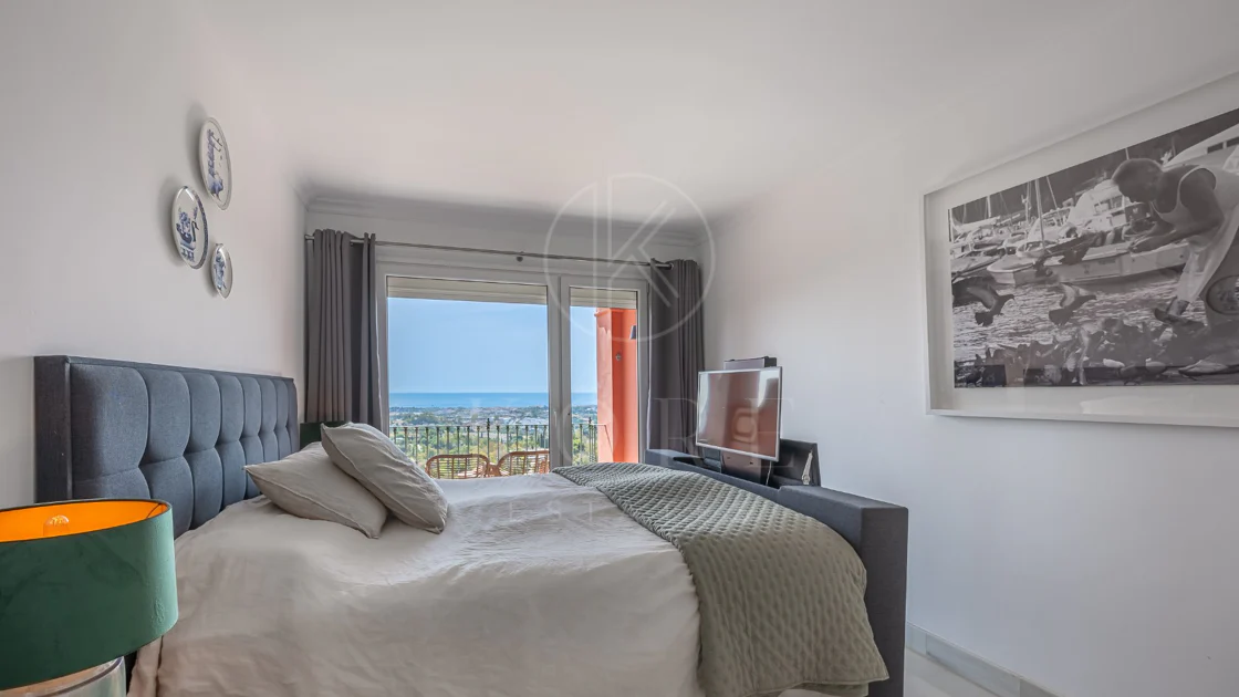 Exclusivo Dúplex Reformado con Vistas Panorámicas al Mar en La Quinta, Benahavís
