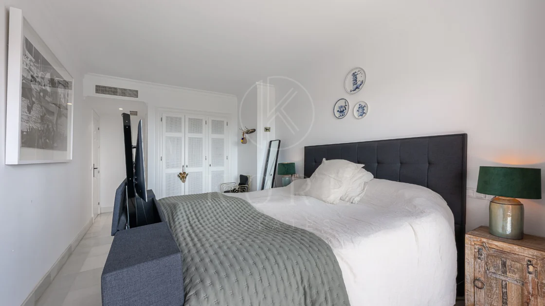 Exclusivo Dúplex Reformado con Vistas Panorámicas al Mar en La Quinta, Benahavís