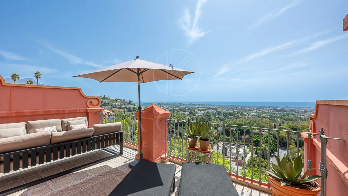 Exclusivo Dúplex Reformado con Vistas Panorámicas al Mar en La Quinta, Benahavís
