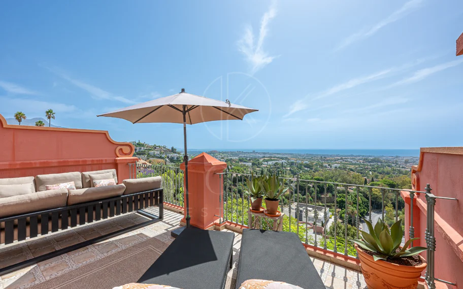 Exclusivo Dúplex Reformado con Vistas Panorámicas al Mar en La Quinta, Benahavís