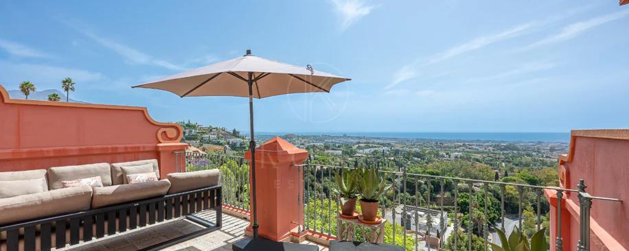 Exclusivo Dúplex Reformado con Vistas Panorámicas al Mar en La Quinta, Benahavís