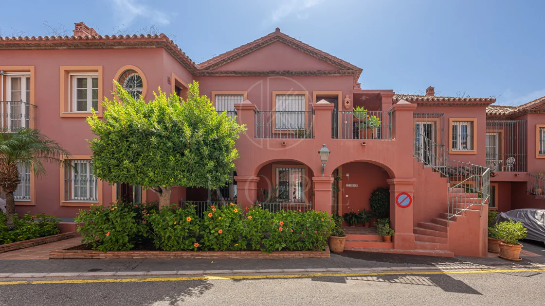 Exclusivo Dúplex Reformado con Vistas Panorámicas al Mar en La Quinta, Benahavís