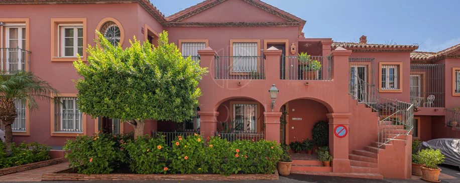 Exclusivo Dúplex Reformado con Vistas Panorámicas al Mar en La Quinta, Benahavís