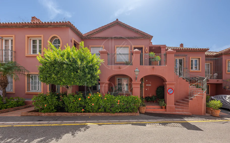Exclusivo Dúplex Reformado con Vistas Panorámicas al Mar en La Quinta, Benahavís
