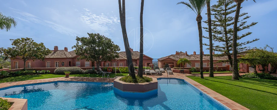 Exclusivo Dúplex Reformado con Vistas Panorámicas al Mar en La Quinta, Benahavís