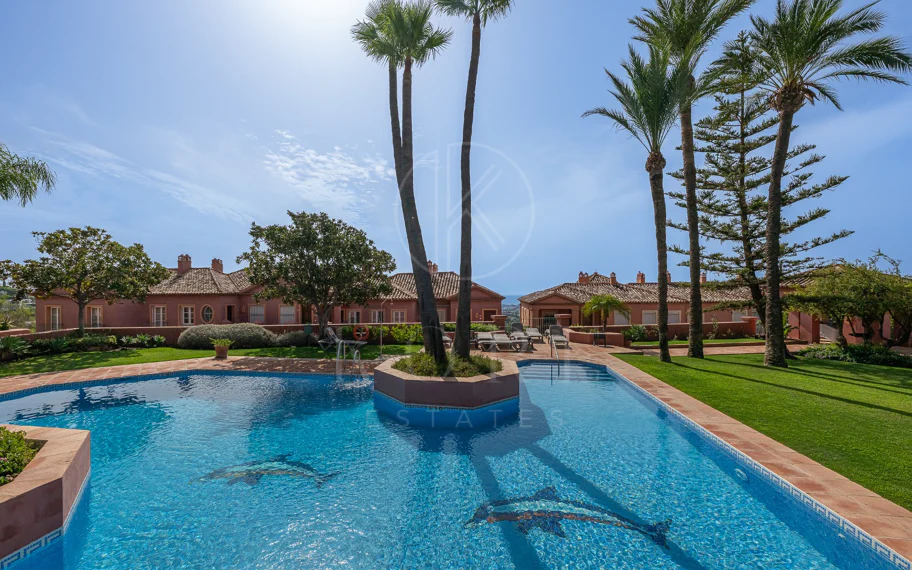 Exclusivo Dúplex Reformado con Vistas Panorámicas al Mar en La Quinta, Benahavís