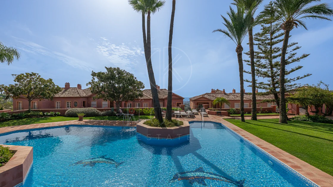 Exclusivo Dúplex Reformado con Vistas Panorámicas al Mar en La Quinta, Benahavís
