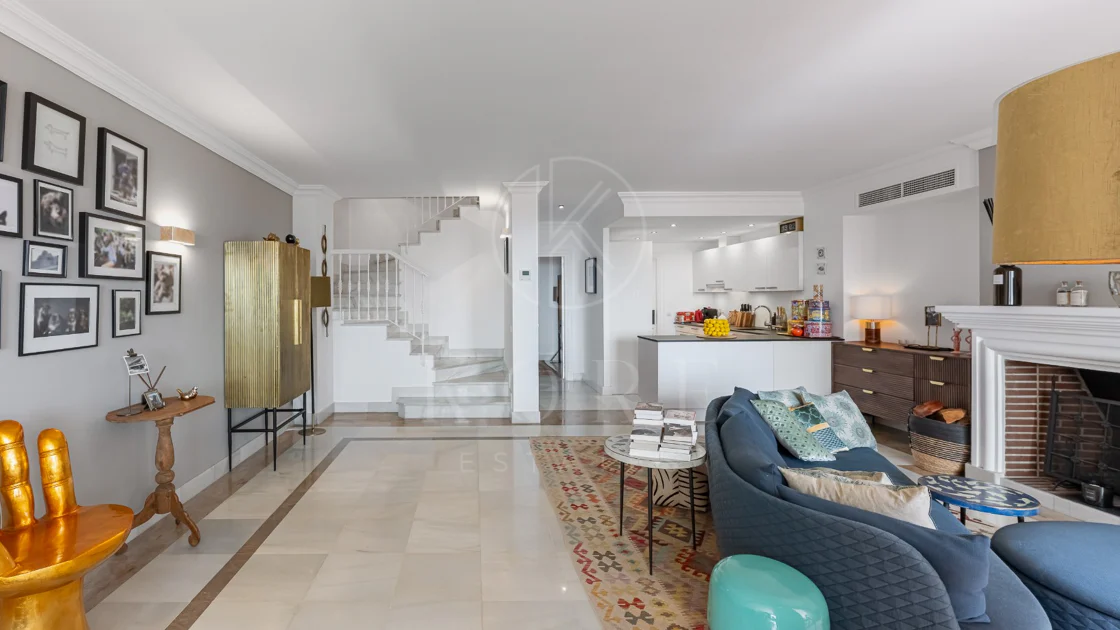 Exclusivo Dúplex Reformado con Vistas Panorámicas al Mar en La Quinta, Benahavís