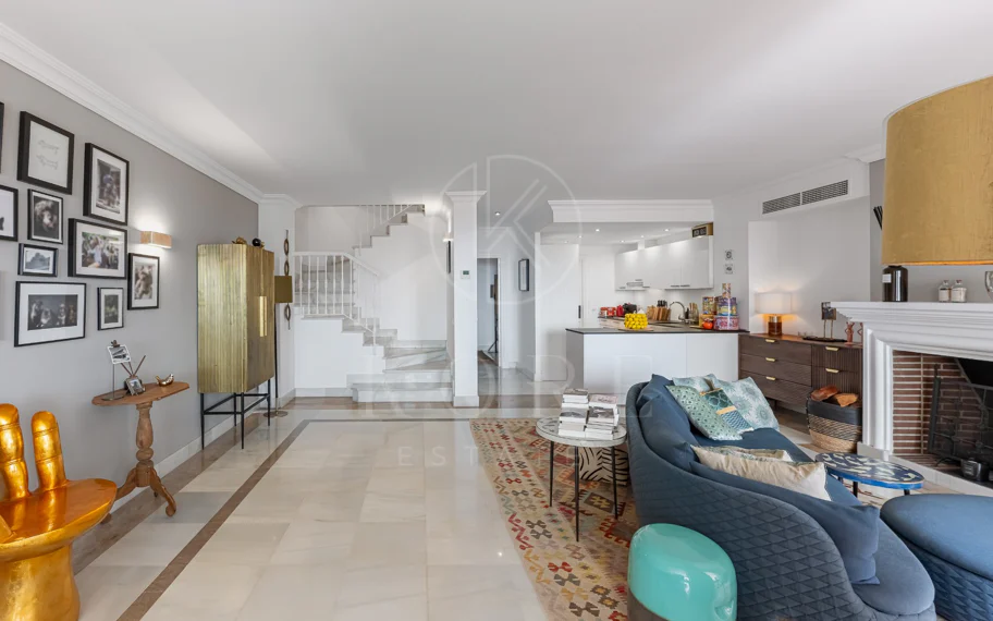 Exclusivo Dúplex Reformado con Vistas Panorámicas al Mar en La Quinta, Benahavís