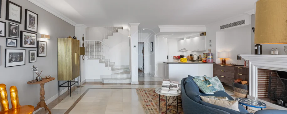 Exclusivo Dúplex Reformado con Vistas Panorámicas al Mar en La Quinta, Benahavís