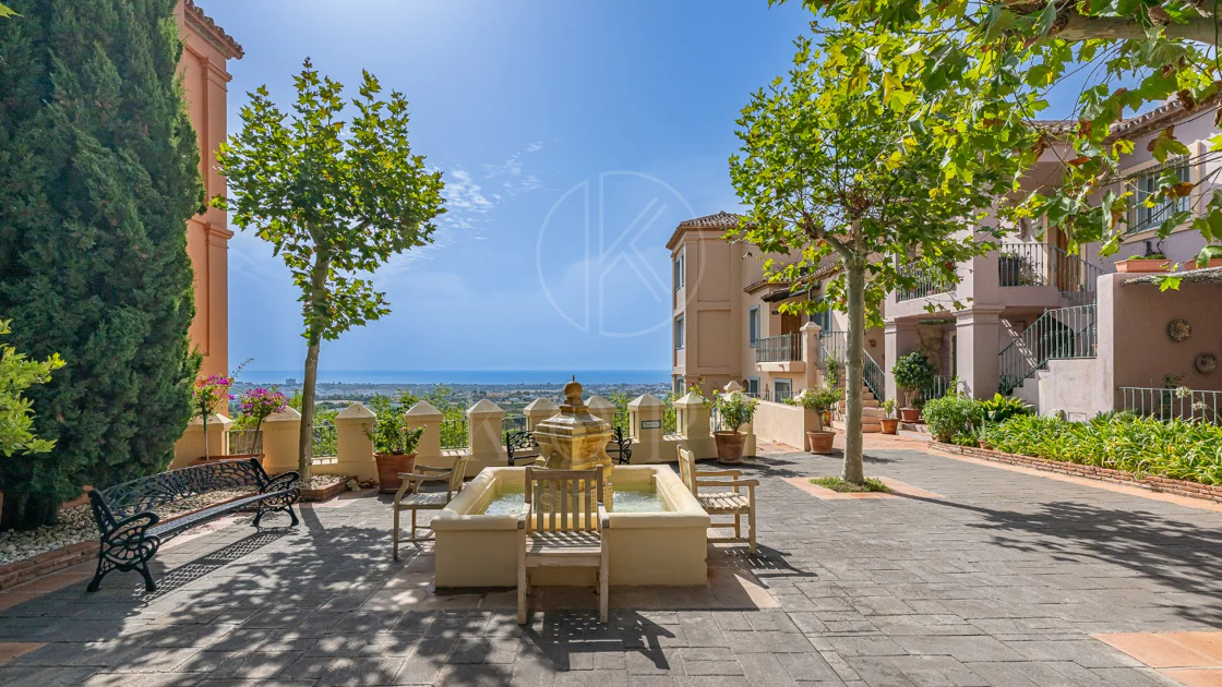 Exclusivo Dúplex Reformado con Vistas Panorámicas al Mar en La Quinta, Benahavís