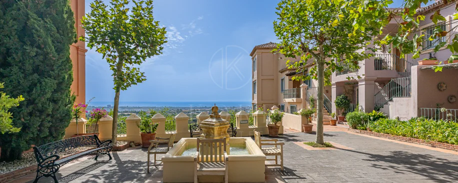 Exclusivo Dúplex Reformado con Vistas Panorámicas al Mar en La Quinta, Benahavís
