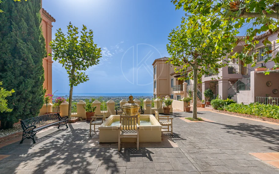 Exclusivo Dúplex Reformado con Vistas Panorámicas al Mar en La Quinta, Benahavís