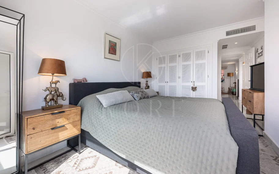 Exclusivo Dúplex Reformado con Vistas Panorámicas al Mar en La Quinta, Benahavís
