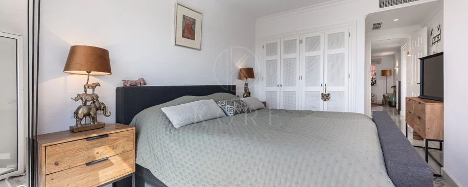 Exclusivo Dúplex Reformado con Vistas Panorámicas al Mar en La Quinta, Benahavís