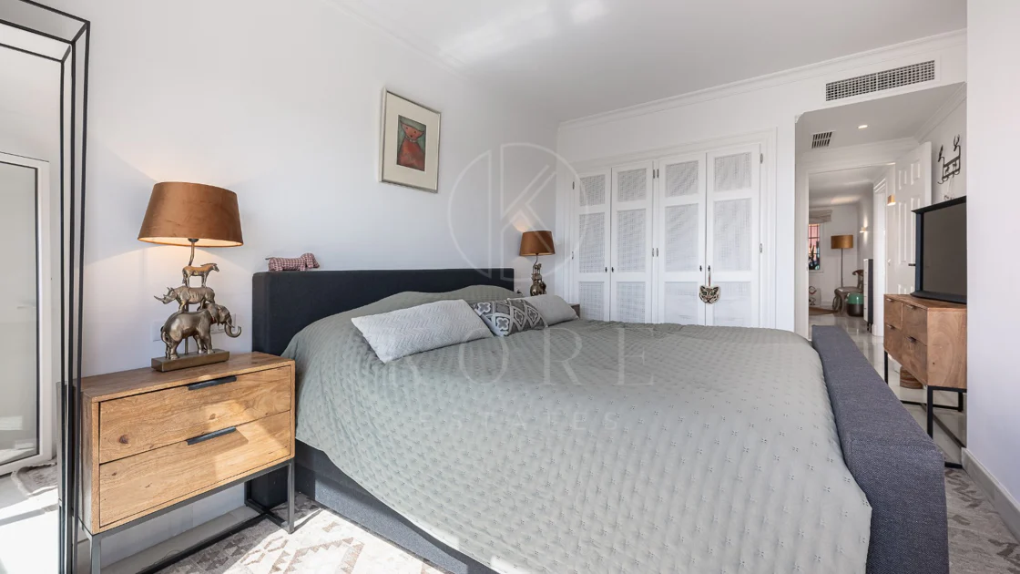 Exclusivo Dúplex Reformado con Vistas Panorámicas al Mar en La Quinta, Benahavís