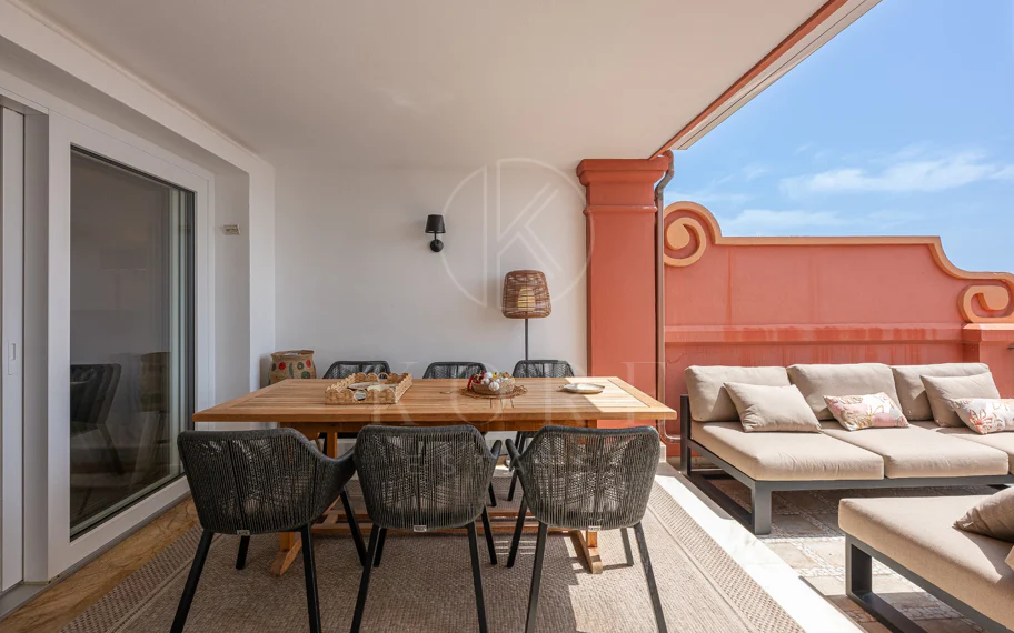 Exclusivo Dúplex Reformado con Vistas Panorámicas al Mar en La Quinta, Benahavís