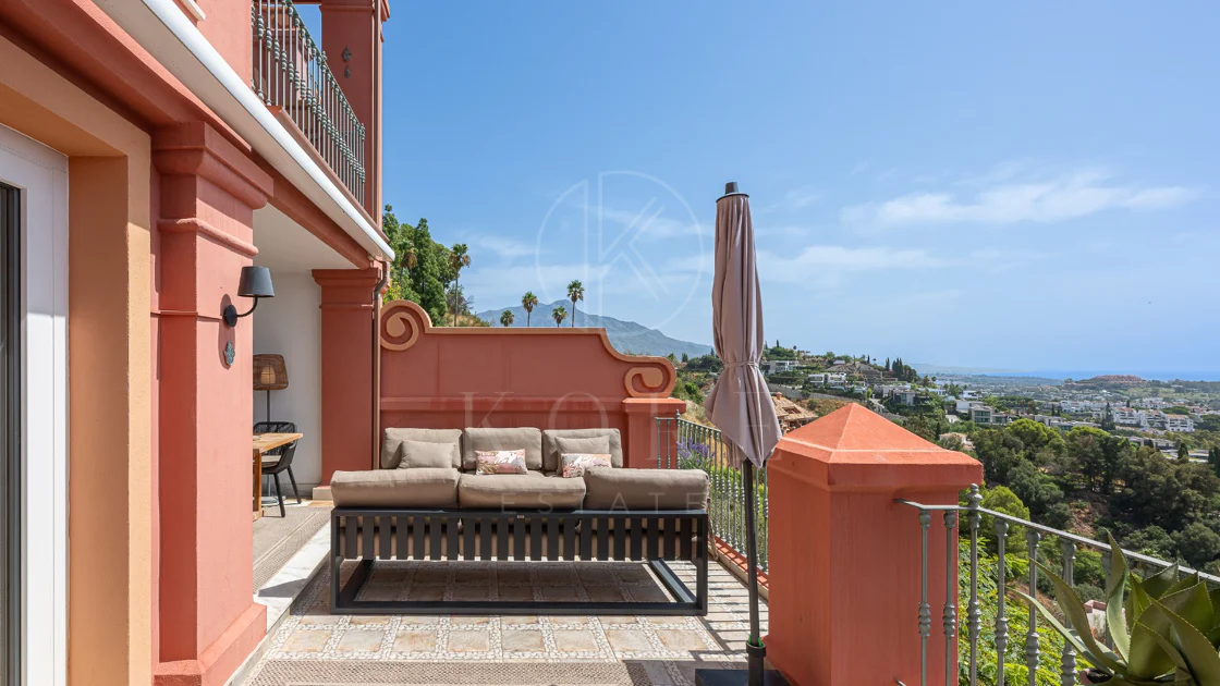 Exclusivo Dúplex Reformado con Vistas Panorámicas al Mar en La Quinta, Benahavís