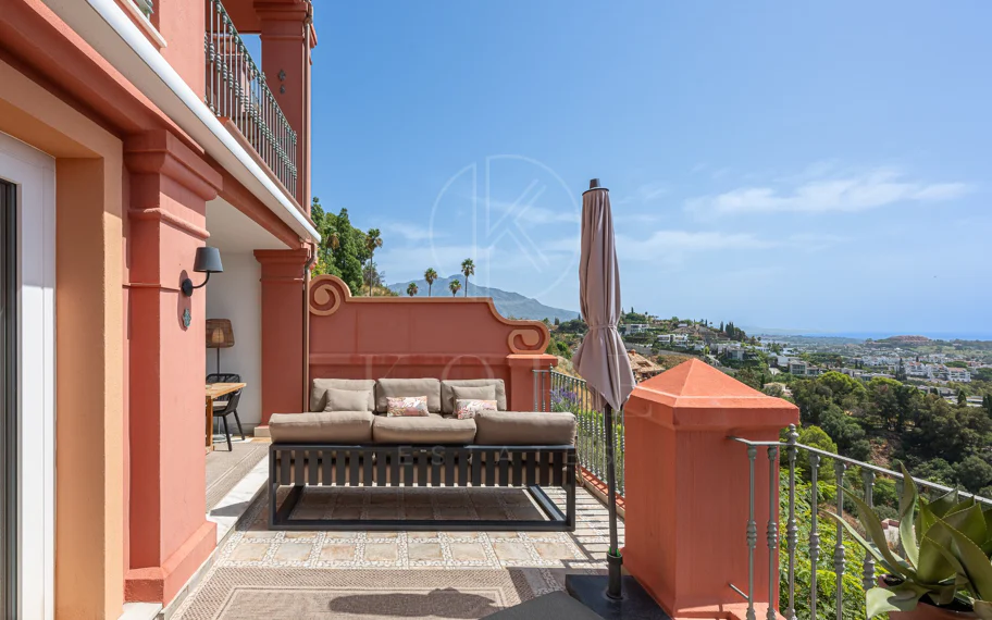 Exclusivo Dúplex Reformado con Vistas Panorámicas al Mar en La Quinta, Benahavís