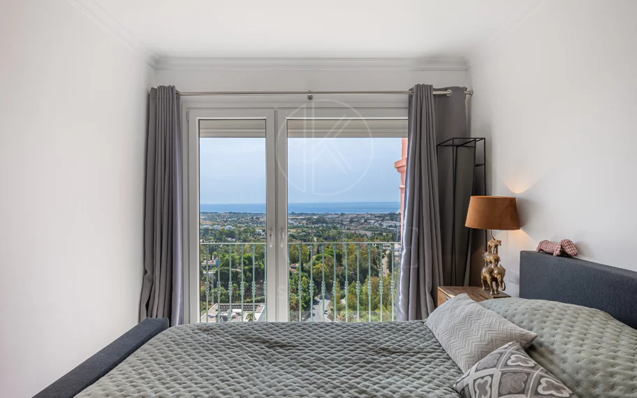 Exclusivo Dúplex Reformado con Vistas Panorámicas al Mar en La Quinta, Benahavís