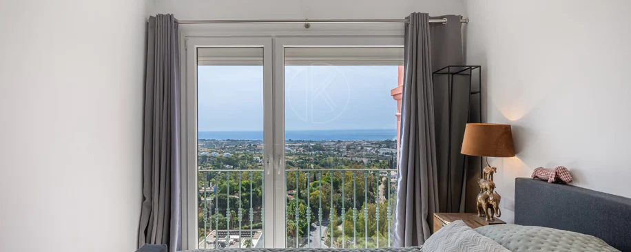 Exclusivo Dúplex Reformado con Vistas Panorámicas al Mar en La Quinta, Benahavís