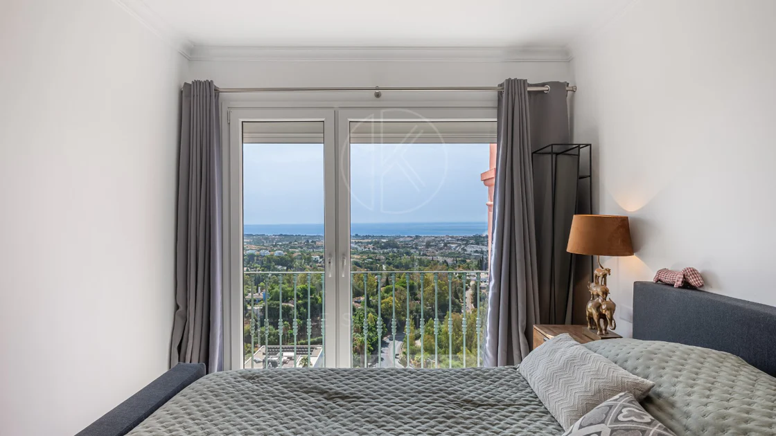 Exclusivo Dúplex Reformado con Vistas Panorámicas al Mar en La Quinta, Benahavís
