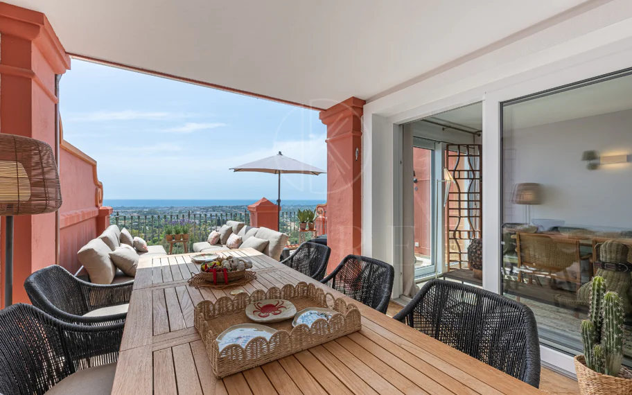 Exclusivo Dúplex Reformado con Vistas Panorámicas al Mar en La Quinta, Benahavís