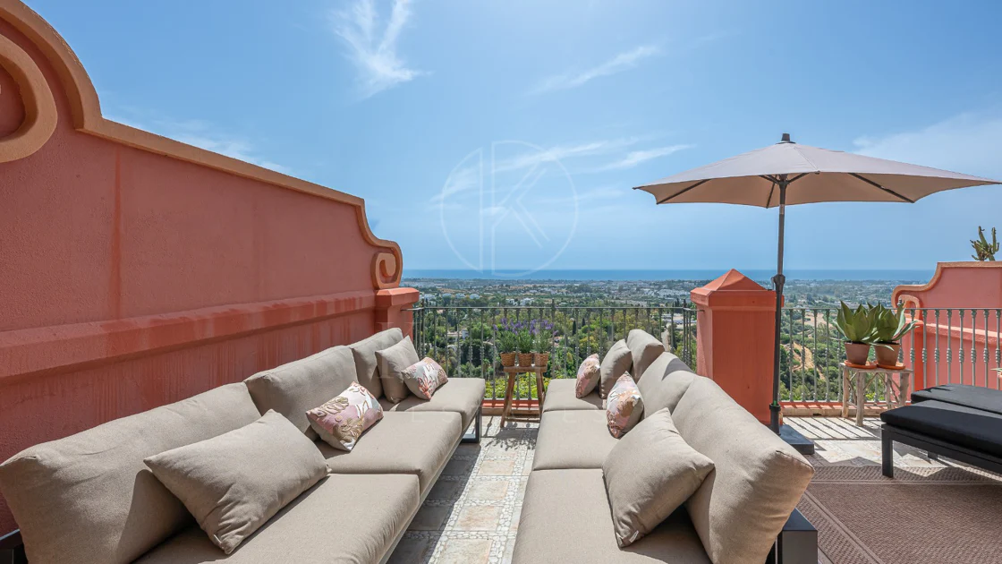 Exclusivo Dúplex Reformado con Vistas Panorámicas al Mar en La Quinta, Benahavís